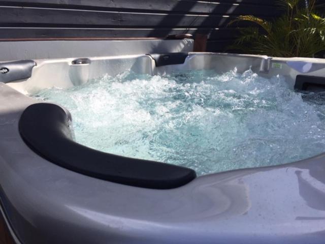 Nicole Residence Avec Piscine Chauffee & Jacuzzi Saint-Andre Ngoại thất bức ảnh