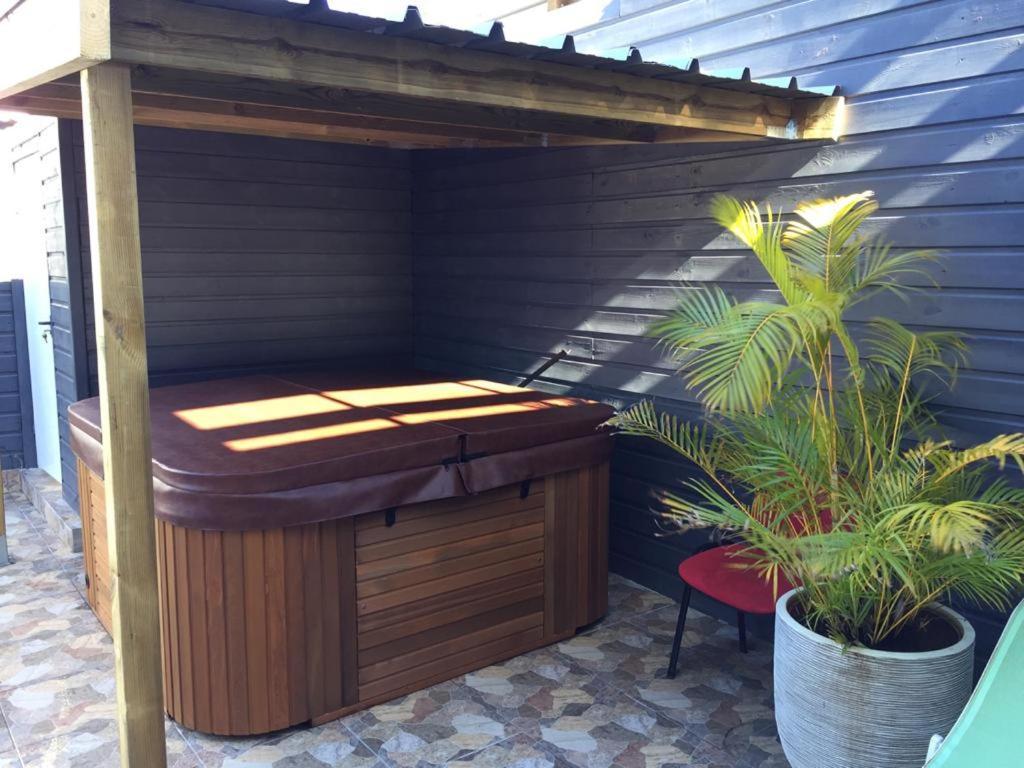 Nicole Residence Avec Piscine Chauffee & Jacuzzi Saint-Andre Ngoại thất bức ảnh